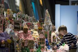 Un bimbo davanti alle casette di pan di zenzero nel periodo natalizio presso la Gingerbread Lane della New York Hall of Science - foto © NY Hall of Science