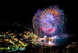 Giochi pirotecnici a Recco, Genova, Liguria. A rischiarare la notte di questa bella cittadina ligure ci sono colorati fuochi d'artificio che si riflettono sulle acque del mare.


