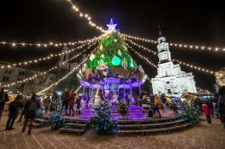 Le giostre sulla Piazza del Municipio accolgono i bambini in visita ai mercatini di Natale di Kaunas, Lituania.