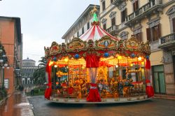 Giostre d'epoca in inverno in una strada di Montecatini Terme, Italia - © InnaFelker / Shutterstock.com