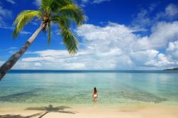 Una giovane donna in bikini in relax nell'acqua limpida a Nananu-i-Ra, vicino a Viti Levu, Figi.
