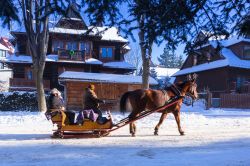 Giro in carrozza a cavallo sulla neve a Zakopane, Polonia. Città di villeggiatura nel sud del paese, Zakopane è un popolare punto di partenza per sport invernali.
