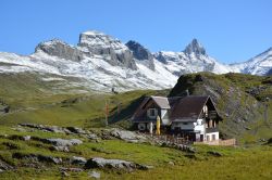 Glattalp, uno scorcio dell'idilliaca località delle Alpi Svizzere, Canton Svitto. Incontaminato e romantico, il paesaggio della Glattalp non lascia certo immaginare che in inverno ...