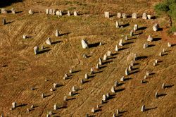 Gli allineamenti di Carnac visti dall'alto, Bretagna, Francia. Si tratta di uno dei più grandi complessi megalitici del mondo con circa 3 mila monoliti eretti sei mila anni fa.
