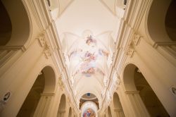 Gli alti soffitti affrescati della Cattedrale di Noto, Sicilia - gli interni dell'imponente e bellissima Cattedrale di San Nicolò, maggiore edificio religioso di Noto, sono stati ...