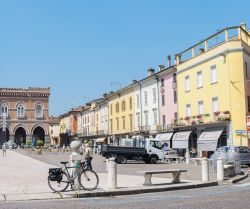 Gli edifici storici della piazza principale di Casalmaggiore in Lombardia - © Alexandre Rotenberg / Shutterstock.com