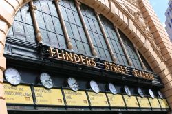 Gli orologi con le ore del mondo alla stazione metropolitana di Melbourne, Australia - © OscarOcean / Shutterstock.com