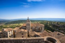 Gordes: vista del panorama sulla vallata e il massiccio del Luberon dalla torre nel piccolo borgo della Provenza (Francia) - foto © OTLMV Giraud

