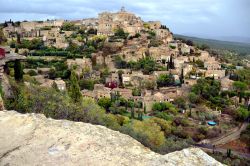 Gordes, nel Parco Regionale del Luberon, in Provenza, conta poco più di 2000 abitati ed è considerato uno dei villaggi più belli della Francia.