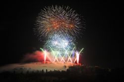 Fuochi d'artificio per la rievocazione dell'assedio al Castello di Gradara, Italia. Questo spettacolare evento storico ricorda la battaglia tra gli Sforza e i Malatesta avvenuta nel ...