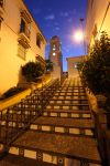 Gradini di una scalinata nel centro storico di Estepona, Andalusia, by night.

