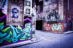 Graffiti di un artista sconosciuto in una strada del centro di Melbourne, Australia - © Neale Cousland / Shutterstock.com