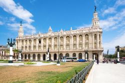 Il Gran Teatro de La Habana in una giornata di sole. Il teatro si trova su Paseo del Prado, nel centro della capitale cubana.