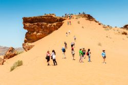 Grande duna di sabbia e turisti in visita al deserto del Wadi Rum in Giordania - © Anton_Ivanov / Shutterstock.com 