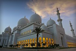Al calar del sole la Grande Moschea Zayed si ...