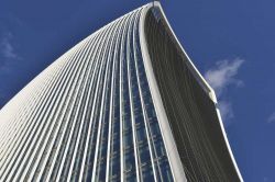 Grattacielo walkie talkie a Londra - Completato nella primavera 2014 questo grattacielo colpisce per la sua forma originale, che lo fa allargare ed incorvare verso l'alto, al contrario dei ...