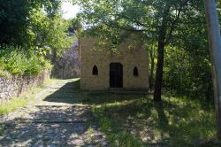 Una graziosa chiesetta fra la natura verdeggiante di Subiaco, provincia di Viterbo, Lazio.



