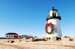 Graziose case in legno affacciate sul porto dell'isola di Nantucket (Massachusetts), USA.

