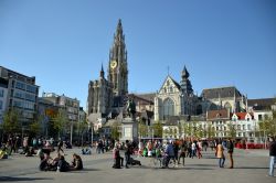 Groenplaats, Anversa: sullo sfondo la sagoma inconfondibile della Cattedrale di Nostra Signora. Dove oggi si trova Groenplaats, fino al XVIII secolo sorgeva un cimitero.