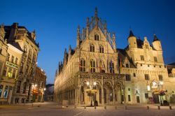 Grote Markt a Mechelen con il Palazzo Municipale al crepuscolo, Belgio - © 154001108 / Shutterstock.com