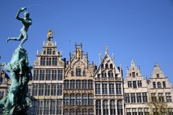 Grote Markt, Anversa: i tetti a gradoni dei palazzi sulla piazza principale e la statua di Silvius Brabo intento a gettare la mano del gigante, secondo la leggenda che narra l'origne del ...