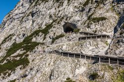 La grotta di ghiacco Eisriesenwelt di Werfen, Austria. L'ingresso si trova a 1640 m.s.l.m. e si può raggiungere con una seggiovia.
