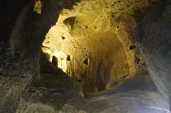 Delle vere e proprie grotte artificiali di epoca medievale caratterizzano la visita dei sotterranei del Castello di Brézé in Francia - © www.chateaudebreze.com