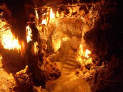 Le grotte di Saint-Cezaire-sur-Siagne sono l'attrazione turistica più visitata del villaggio: furono scoperte per caso nel 1890 da un agricoltore della zona  e aperte al pubblico ...