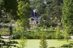 Grugapark a Essen, Germania - Una bella immagine dell'area urbana di Essen dove alberi e acqua fanno da cornice a elementi architettonici e sculture © Ververidis Vasilis / Shutterstock.com ...