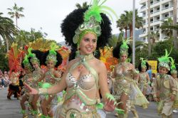 Gruppo di ballerine in costume durante il carnevale di Puerto de la Cruz, Tenerife, isole Canarie - © Salvador Aznar / Shutterstock.com