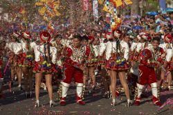 Un gruppo di ballerini in costume rosso e bianco si esibisce all'annuale carnevale andino con la Fuerza del Sol ad Arica, Cile - © JeremyRichards / Shutterstock.com