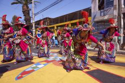 Gruppo di danzatori di tinku in costume si esibisce in un rituale tradizionale ad Arica, Cile. Siamo al carnevale andino con la Fuerza del Sol, uno degli eventi più importanti del Sudamerica ...