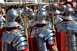 Un gruppo di soldati con armatura romana durante la processione di Pasqua a Calahorra, Spagna.
