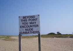 Gunnison beach a New York, Stati Uniti. Chiamata anche Sandy Hook, questa spiaggia è famosa per essere frequentata da nudisti, come recita il cartello al suo ingresso
