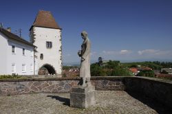 Hagenbachturm a Breisach am Rhein, Germania: utilizzata un tempo come prigione, questa torre prese il nome dal governatore della Borgogna Hagenbach che vi fu imprigionato nel 1474 - © 93323017 ...