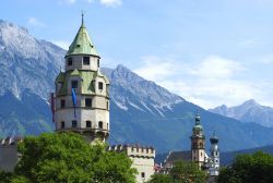 La fortezza di Hasegg a Hall in Tirol, in Austria. ha origini antichissime dato che viene citato nelle cronache fin dal 1300. Era la seda della zecca cittadina: nell'immagine è raffigurata ...