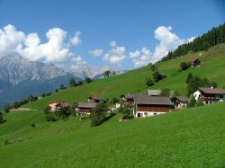 paesaggio tipico tirolese: ci troviamo tra le montagne nei pressi di Hall in Tirol - © Swarovski Kristallwelten