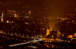 Hameln by night, Germania. Un'immagine panoramica della città e di uno dei ponti che attraversa il fiume Weser scattata di notte - © Wlad74 / Shutterstock.com