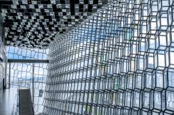 Harpa, sala da concerto e centro conferenze a Reykjavik, Islanda. L'edificio si presenta con una caratteristica facciata in vetro colorato ispirato al paesaggio basaltico dell'Islanda ...