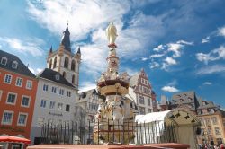 La Hauptmarkt di Trier (Treviri) è la piazza principale del mercato della cittadina tedesca. Lapiazza è circondata da edifici storici in stile rinascimentale, barocco e classico - ...