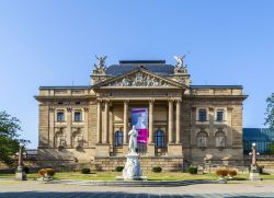 L'Hessisches Staatstheater a Wiesbaden, Germania. E' il principale teatro della città capoluogo dell'Assia, regione nel cuore della Germania, sulla sponda del Reno opposta ...