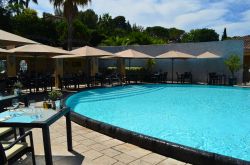 Hotel di lusso Le Mas Candille a Mougins: ristorante La Pergola con piscina