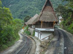 Hotel e coffee house nei pressi della stazione ferroviaria di Agua Calientes, Perù. Questa località sorge sul fiume Urubamba ed è l'insediamento in cui il treno arriva ...