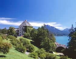 L'Hotel Schloss Fuschl sul lago Fuschl, Austria. Ricavato da un antico castello medievale dove l'arciduca di Salisburgo accoglieva e ospitava i nobili di corte, con il tempo venne trasformato ...