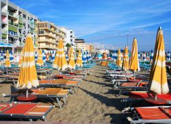 Hotels, ombrelloni e sdraio sulla costa adriatica di Durazzo in una giornata estiva, Albania - © LIUDMILA ERMOLENKO / Shutterstock.com