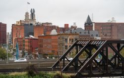 I binari del treno nel centro di Rochester, stato di New York (USA). Sullo sfondo, edifici e palazzi.



