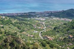 I borghi costieri di Santa Teresa di Riva e Sant'Alessio Siculo fotografati dai Monti Peloritani, zona di Savoca