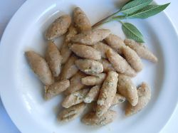 I Capunsei mantovani, uno dei prodotti tipici di Volta Mantovana - © Massimo Telò, CC BY-SA 3.0, Wikipedia