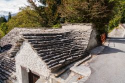 I caratteristici tetti in pietra di Craveggia in Piemonte
