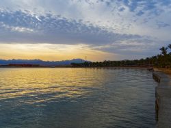 I colori del crepuscolo sulla spiaggia di Soma Bay (Hurghada, Egitto). Soma Bay sorge su uno dei tratti più affascinanti della costa del Mar Rosso.




